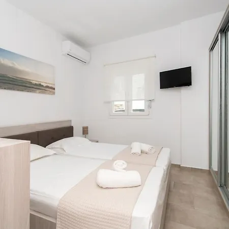 Ormos Naoussa's * נאוסה